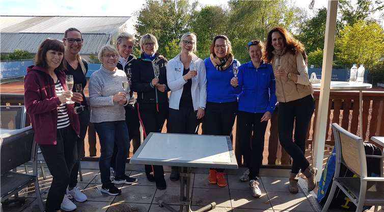 Die Damen 40,links die Gegner von SG Rieden/Weibern, rechts die BTV Mannschaft