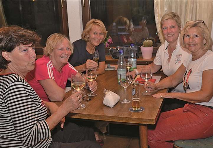 Die Damen 50 feiern Meisterschaft und Aufstieg.