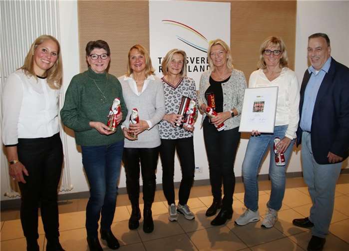 Die Damen 60 des TC Horchheim siegten in der Verbandsliga, hier mit Dr. Kristina Weber (l.), Vize-Präsidentin, und dem Leiter Spielbetrieb Andreas Germei (r.). Foto: Tennisverband Rheinland