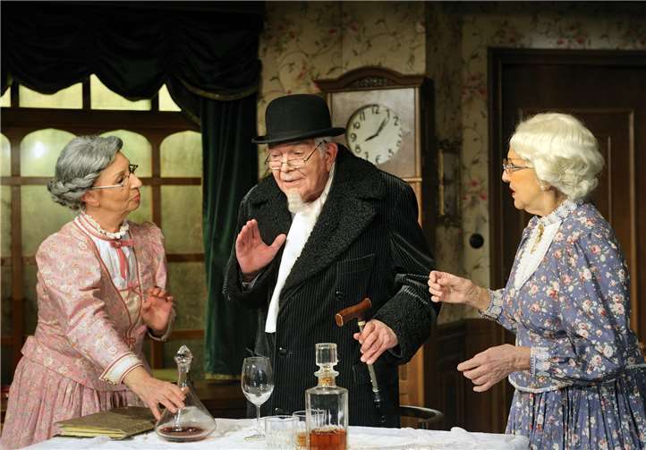 Die Damen Brewster bewirten ihre Gäste besonders liebevoll...Schlosstheater