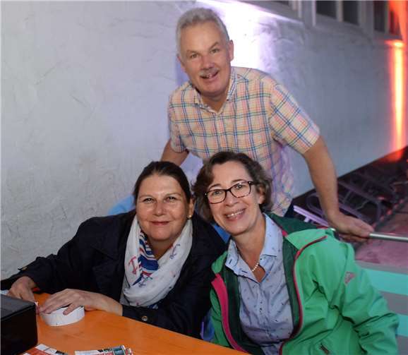 Die Damen an der Kasse, Vera Spitz und Brigitta Raetz, hatten alle Hände voll zu tun.