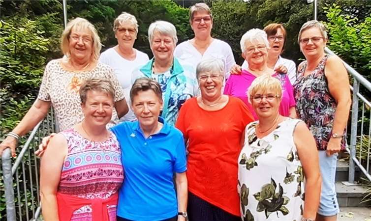 Die Damen aus Vereinen des Freundschaftsbundes Mosel folgten der Einladung der Kreisdamenleiterin Marga Eder (vorne, 2.v.l.) zum Bootsausflug nach Zell-Merl. Foto: privat