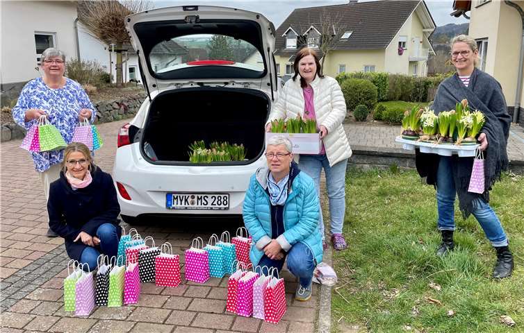 Die Damen bei der Verteilung der Osterüberraschung. Foto: privat
