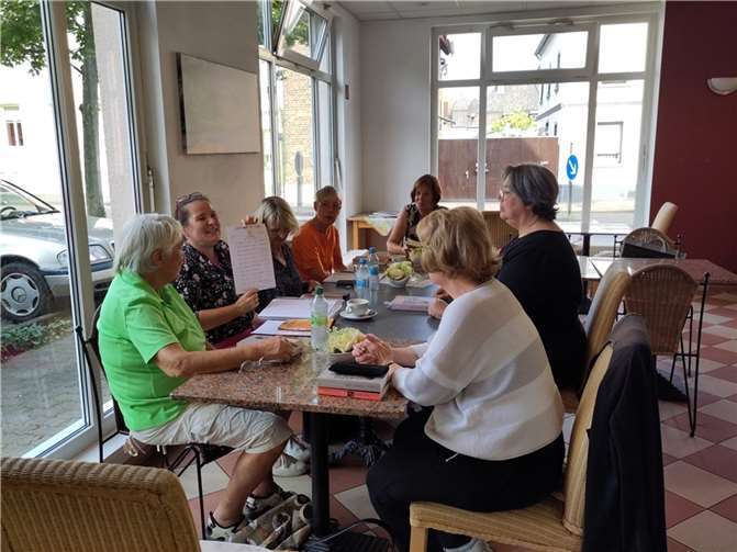 Die Damen beim monatlichen Treffen in der Kulturbäckerei Kripp.  Foto: Stefani Jürries