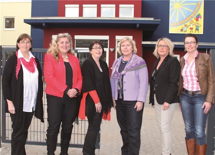 Die Damen der CDU Frauen Union mit der Vorsitzenden Heike Krämer-Resch (rechts außen) und der stellvertretenden Vorsitzenden der Frauenunion, Gabriele Hermann-Lersch (3.v.r.), besuchten den Kindergarten Sonnenschein. privat
