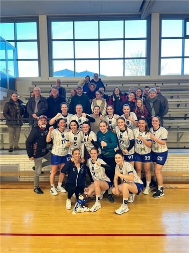 Die Damen der HSG feiern gemeinsam mit den mitgereisten Fans den hart erkämpften Sieg in Andernach.  Foto: privat