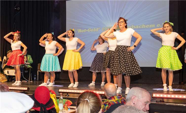 Die Damen der KG Rot-Gold Niederbachem tanzten bunt und klasse.