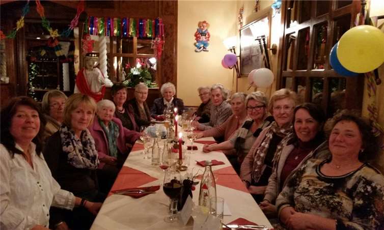 Die Damen der Kleiderstube mit Vorstand 4.v.re. Edith Klein, Vorsitzende, 5.v.li. Mathilde Niklasch, stellvertretende Vorsitzende, 2.v.li. Martina Lütke, Schatzmeisterin.Privat