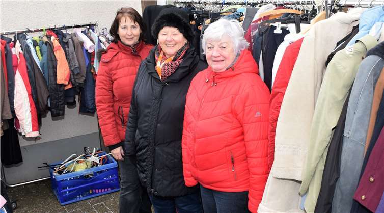 Die Damen der Kleiderstube trotzen der Kälte. (V.l.): Gertrud Klein, Leiterin der Kleiderstube Brigitte Haselwanter, Ortsvorsteherin Elisabeth Kümpel.Foto: Eich
