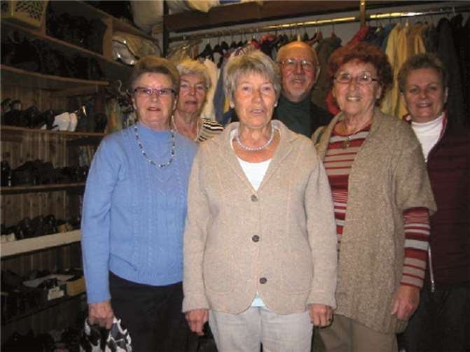 Die Damen der „Kleiderstube“ überreichten den Scheck über 500 Euro. privat