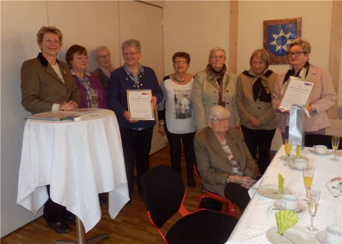 Die Damen der Kleiderstuben in Buschhoven und Odendorf wurden mit Präsenten und einer gerahmten Urkunde für ihren Einsatz gewürdigt.privat