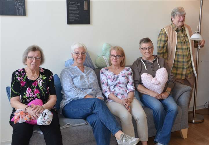Die Damen der Kreativgruppe veranstalten ein Probesitzen auf dem neuen Sofa.Foto: privat