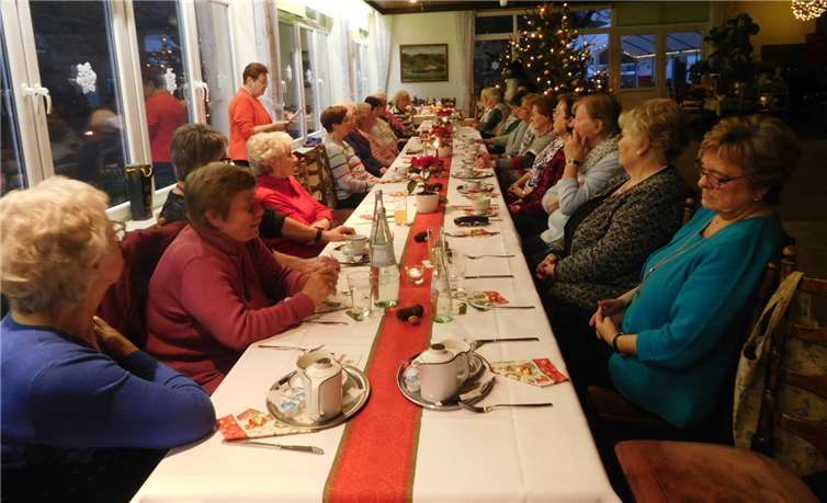 Die Damen der Senioren-Gymnastikgruppe verbrachten einige nette Stunden bei ihrer Weihnachtsfeier.Fotos: privat