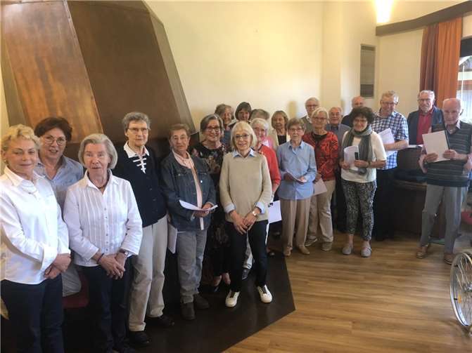 Die Damen der Senioren-Union und die Mitglieder der „Wachtberg Lerchen“ freuen sich über den gelungenen Nachmittag. Foto: privat