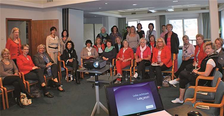 Die Damen der UFH Bad Neuenahr, fünfte v.li. stehend Sigrid Hergarten, daneben stehend zweite Vorsitzende Silvia Klein.privat