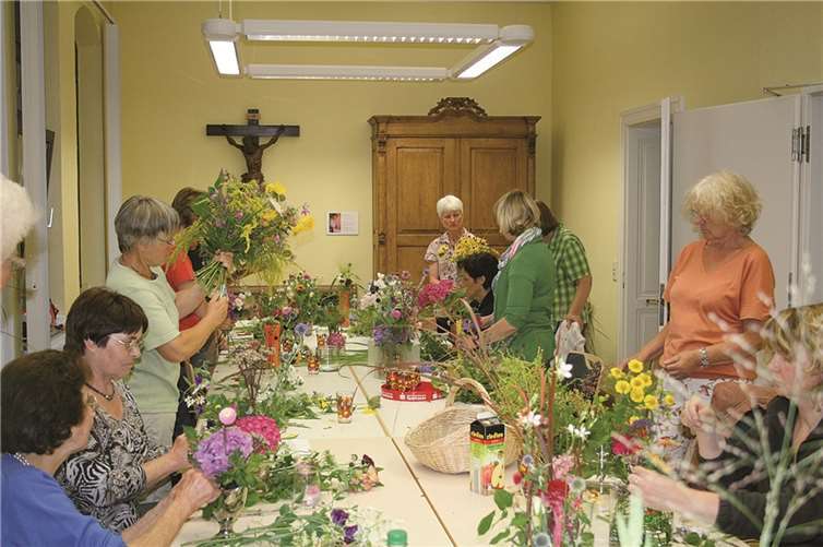 Die Damen der kfd Dattenberg im Gemeindezentrum bei der Herstellung von Blumenschmuck.Privat