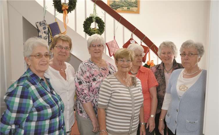 Die Damen der kfd Oberbachem hatten liebevolle Handarbeiten und Basteleien angeboten. Schäfer