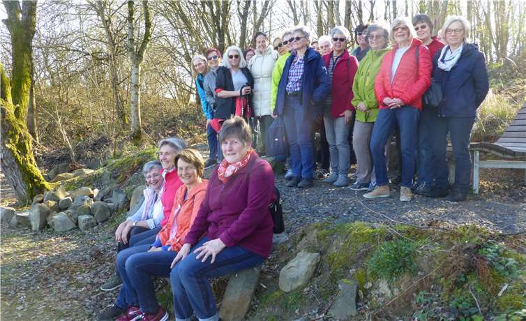 Die Damen der kfd trafen sich bei schönstem Wetter zu einer Frühjahrswanderung. Foto: privat