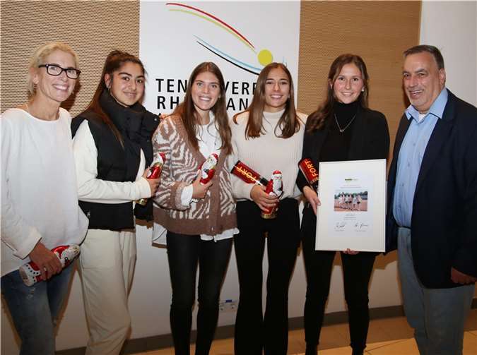 Die Damen des Andernacher TC siegten in der Verbandsliga, hier mit dem Leiter Spielbetrieb Andreas Germei (r.).  Foto: Tennisverband Rheinland