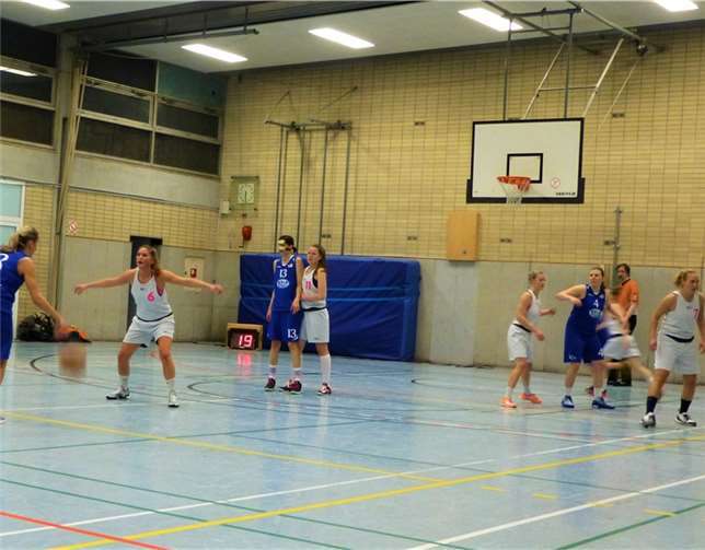 Die Damen des BBC Linz (weiße Trikots) gewannen das Mittelrheinderby gegen BBC Horchheim. privat