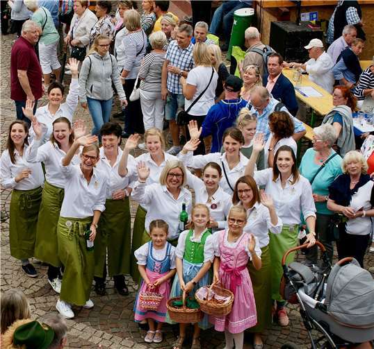 •Die Damen des Burgundien-Stammtischs kamen in lindgrünen Schürzen daher und verteilten Wein an die Gäste. 