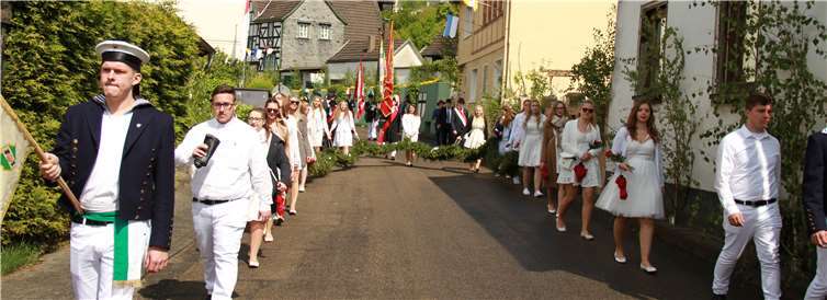 Die Damen des JGV Leubsdorfs trugen den Ehrenkranz für das Königspaar. Fotos: KBL