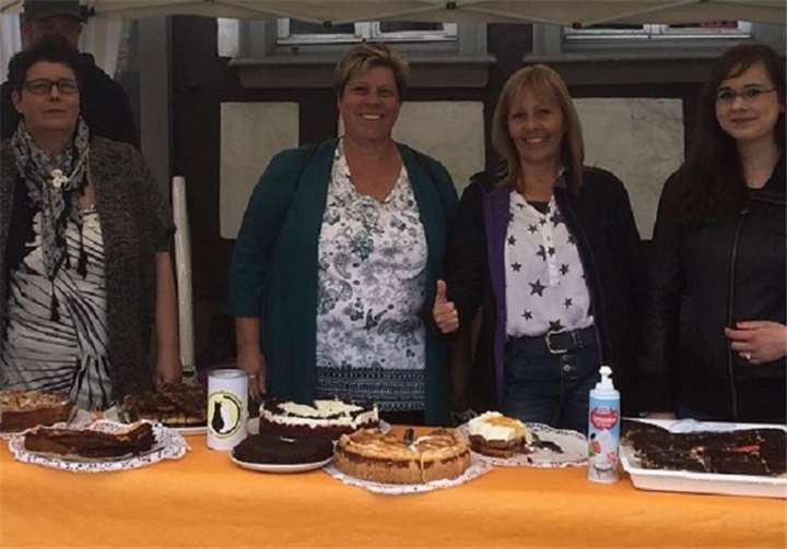 Die Damen des Katzenschutzvereins freuen sich, dass der Kuchenverkauf auf dem Frühlingsmarkt in Adenau erfolgreich war.privat