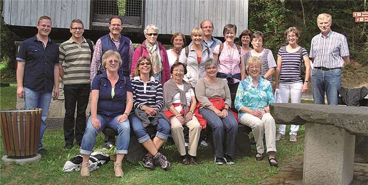 Die Damen des Kirchenchors Cäcilie Weibern haben viel Spaß bei ihrer Wanderung.privat
