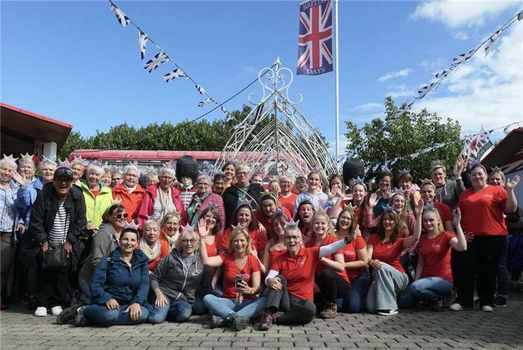 Die Damen des Möhnenvereins „Herzblättchen“ Leubsdorf erlebten einen königlichen Ausflug.  Foto: Kirstin Thurat