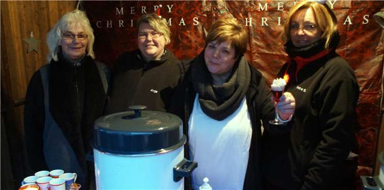 Die Damen des Möhnenvereins serviertenihre beliebte „Schneehexe“, ein weihnachtliches Getränk mit Sahne.