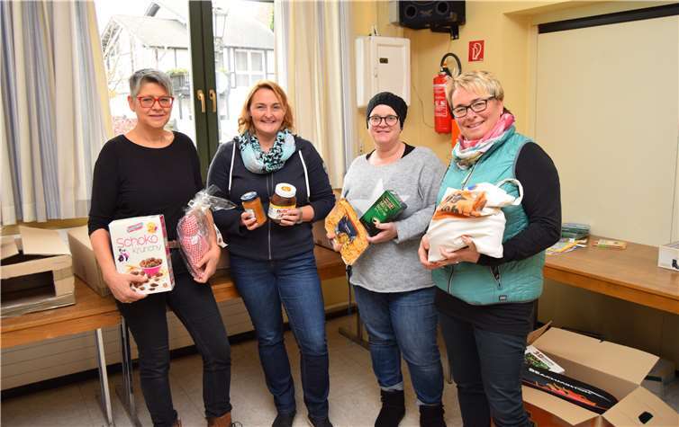 Die Damen des Ortsausschusses, Ute Sauren,Silke Schäfer, Sandra Kaspar und Martina Sühl nahmen die Spenden an.