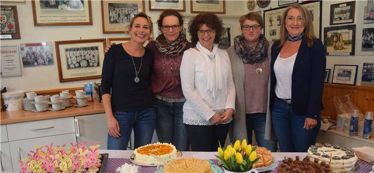 Die Damen des Ortsausschusses hatten allerlei Leckeres für die großen und kleinen Gäste vorbereitet.  EICH