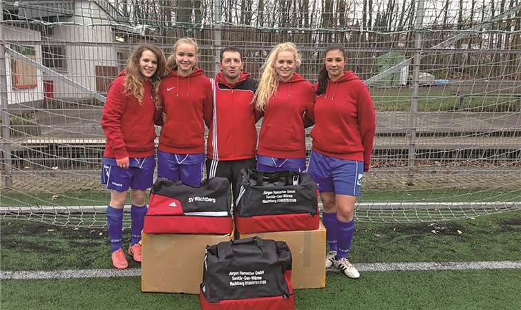 Die Damen des SV Wachtberg freuen sich über die neuen gesponsorten Sporttaschen der Fa. Jürgen Hamacher-Gas&Sanitär.privat