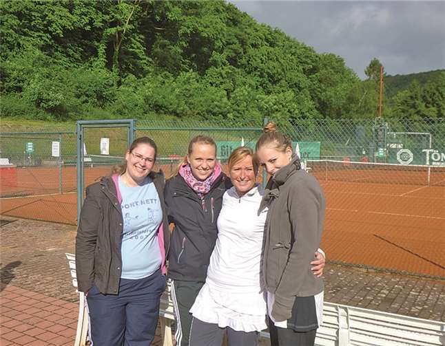 Die Damen des TC BW Bad Breisig errangen nach starken Spielen ein gerechtes unentschieden, v.l. Kathrin Weberskirch, Martina Rausch, Andrea Plagemann und Jenny Düren.Privat