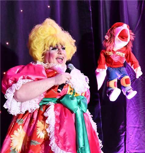 Die „Damen“ griffen tief in die Showkiste. Fotos: RASCH