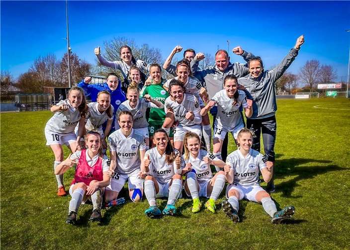 Die Damen haben allen Grund zum Jubeln. Foto: Roland Schäfges - www.myfoto24.eu