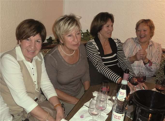 Die Damen lauschten den literarischen Ausführen rund um das Thema "Wein". privat