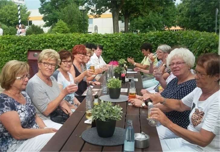 Die Damen legten natürlich auch einen geselligen Erfrischungs-Stop ein.privat