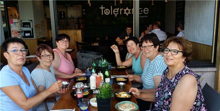Die Damen ließen es sich in einem Bistro im Herzen der Stadt schmecken. privat