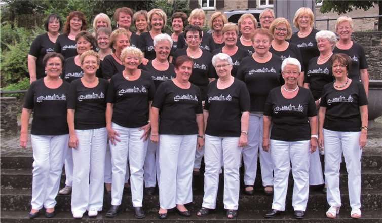 Die Damen präsentieren stolz das neue, einheitliche T-Shirt mit dem kreativen Motiv.-PS-