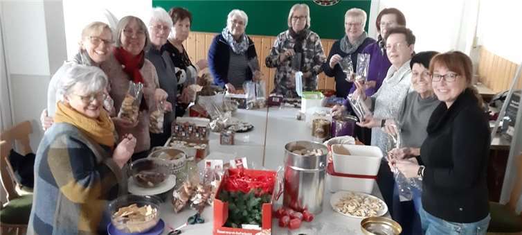 Die Damen stellten bunte Keksmischungen für die Seniorenfeier zusammen. Foto: privat