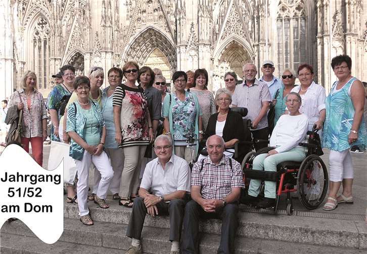 Die Damen und Herren der Jahrgänge 51 und 52 posierten bei bestem Wetter am Kölner Dom. privat