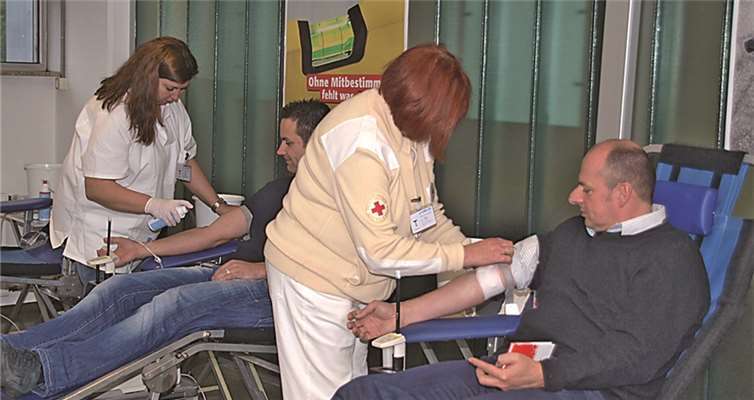 Die Damen und Herren des Blutspendediensts West des DRK hatten auch alle Hände voll zu tun und das freute sie auch.