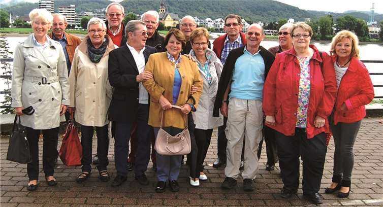 Die Damen und Herren des Jahrgangs trafen sich am Rheinufer, um gemeinsam nach Linz zu fahren. -FA-