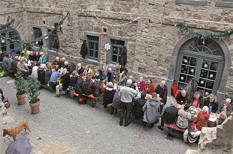 Die Damen und Herren, die die Staudenbeete im Festungspark und in den Zirkularbauten des Kurfürstlichen Schlosses während der Vegetationsperiode pflegen, trafen sich auf der Festung Ehrenbreitstein. Friedhelm Zernack