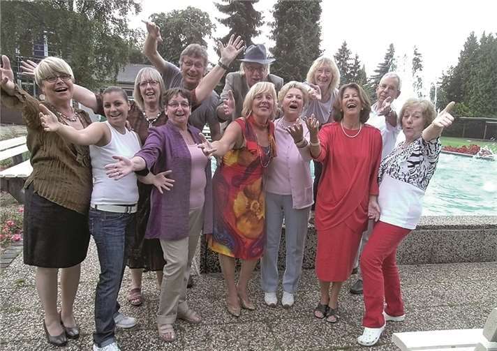 Die Damen und Herren freuen sich schon auf die Premiere.privat