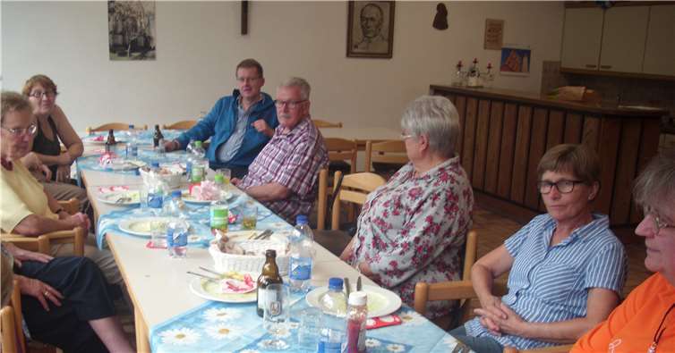 Die Damen und Herren verlebten ein paar gesellige Stunden bei leckeren Speisen und kühlen Getränken. Foto: privat