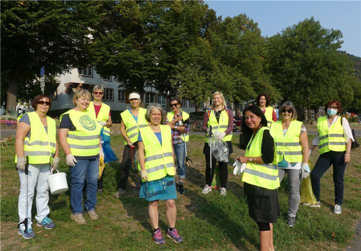 Die Damen vom Club Soroptimist Cochem reinigten die Grünanlagen zwischen den beiden Brücken.