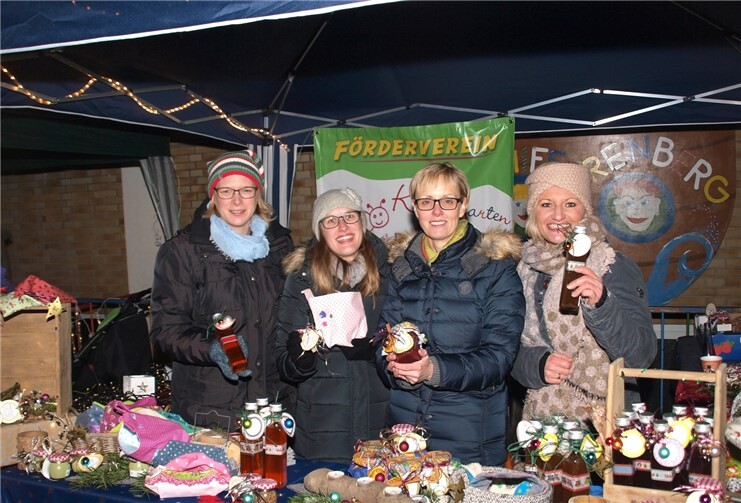 Die Damen vom Förderverein des Kindergartens „St. Nikolaus“ hatten nicht nur schöne selbstgemachte Artikel im Angebot, sie hatten auch bei klirrender Kälte noch viel Spaß dabei.