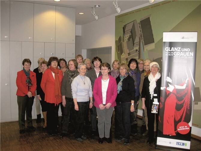 Die Damen vom Meckenheimer Frauentreff besuchten die Ausstellung „Glanz und Grauen, Mode im Dritten Reich“. privat
